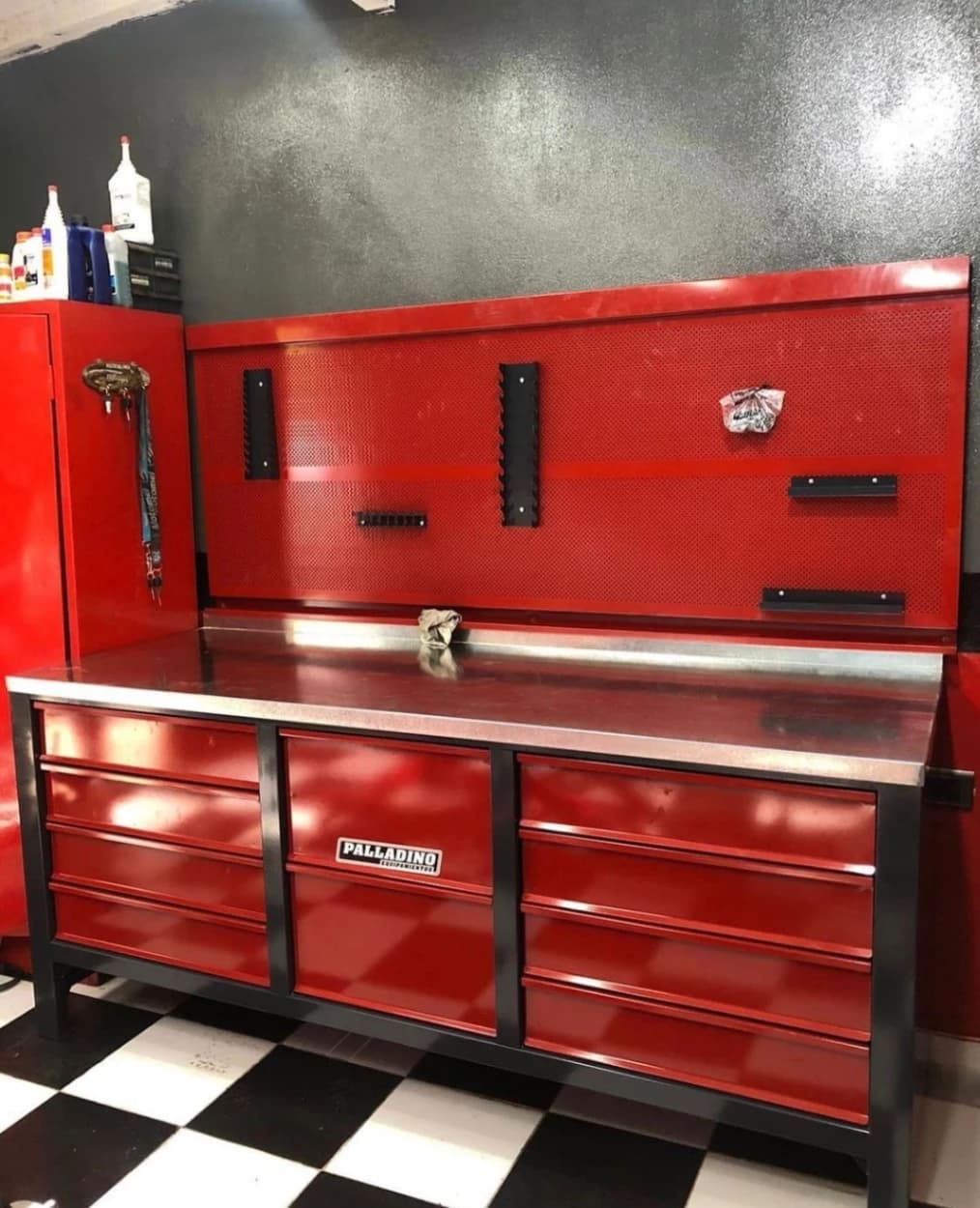 Banco de 10 cajones (2.0 mts) + Tablero portaherramientas de 2.0 mts (con accesorios)